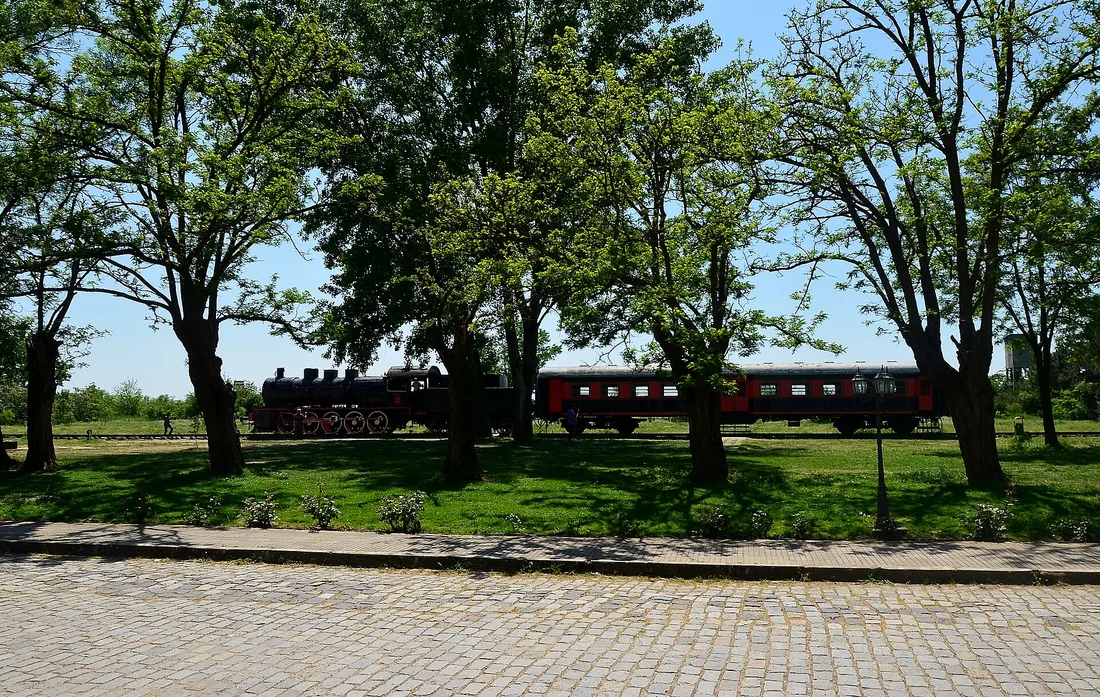 Karaağaç garı önündeki kara tren