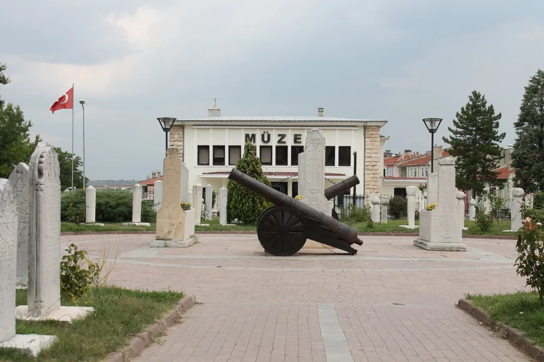 Edirne Müzesi bahçesindeki Osmanlı mezar taşları