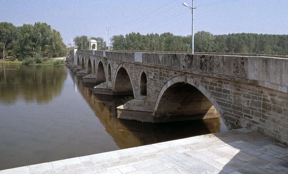Pointed arches and cutwaters of the Meriç Bridge, seen from the stone quay