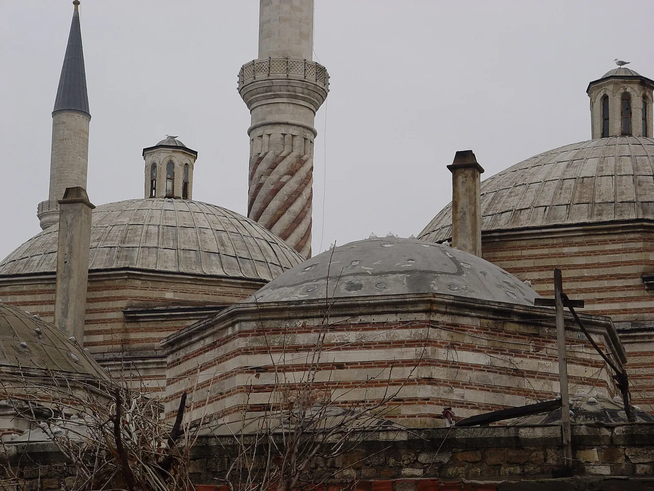 Sokullu Hamamı'nın kurşun kaplı kubbeleri ve arkada Üç Şerefeli Camii'nin minareleri