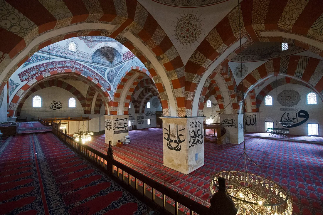 Eski Camii iç mekânı, hat yazılı payeler ve kubbeler