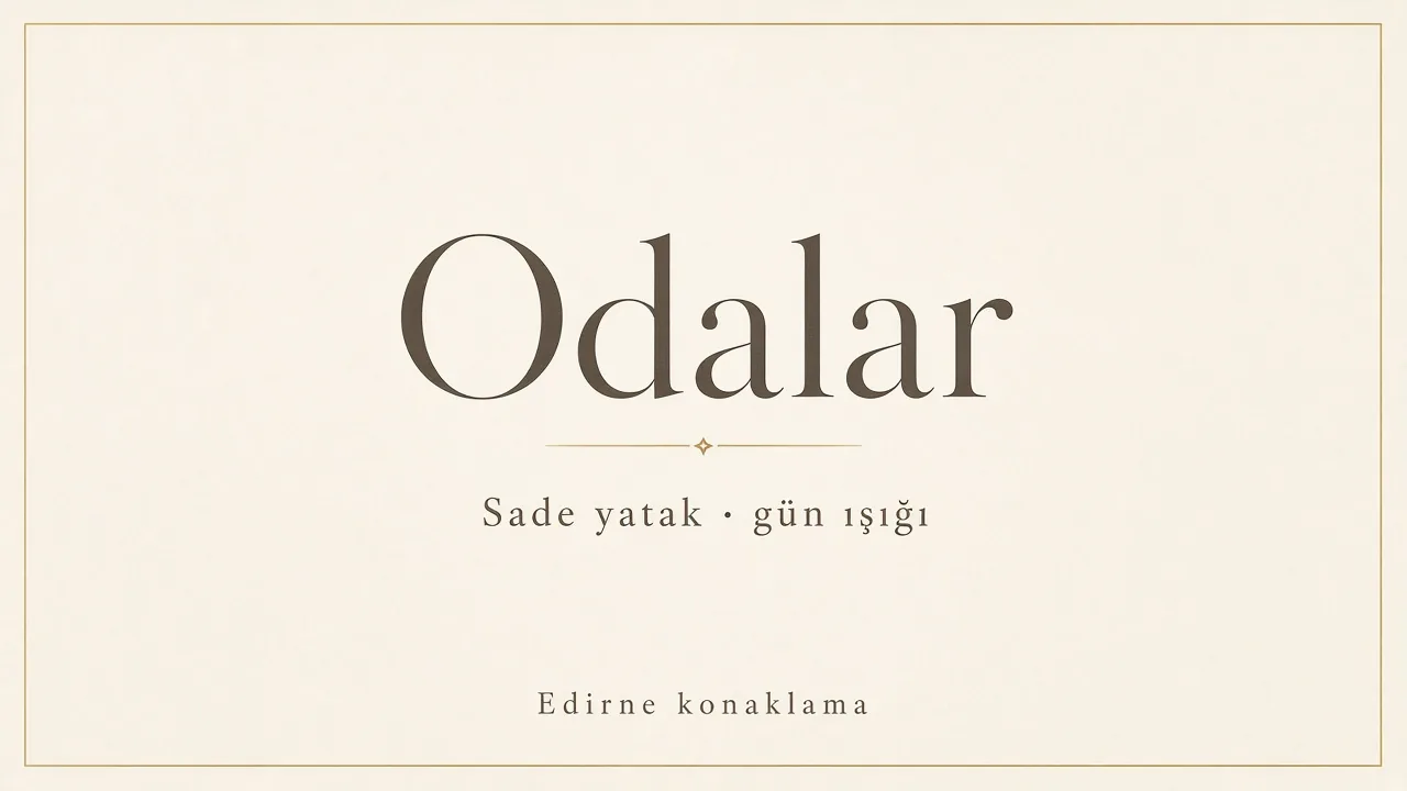 Oda içi, sade yatak ve pencere