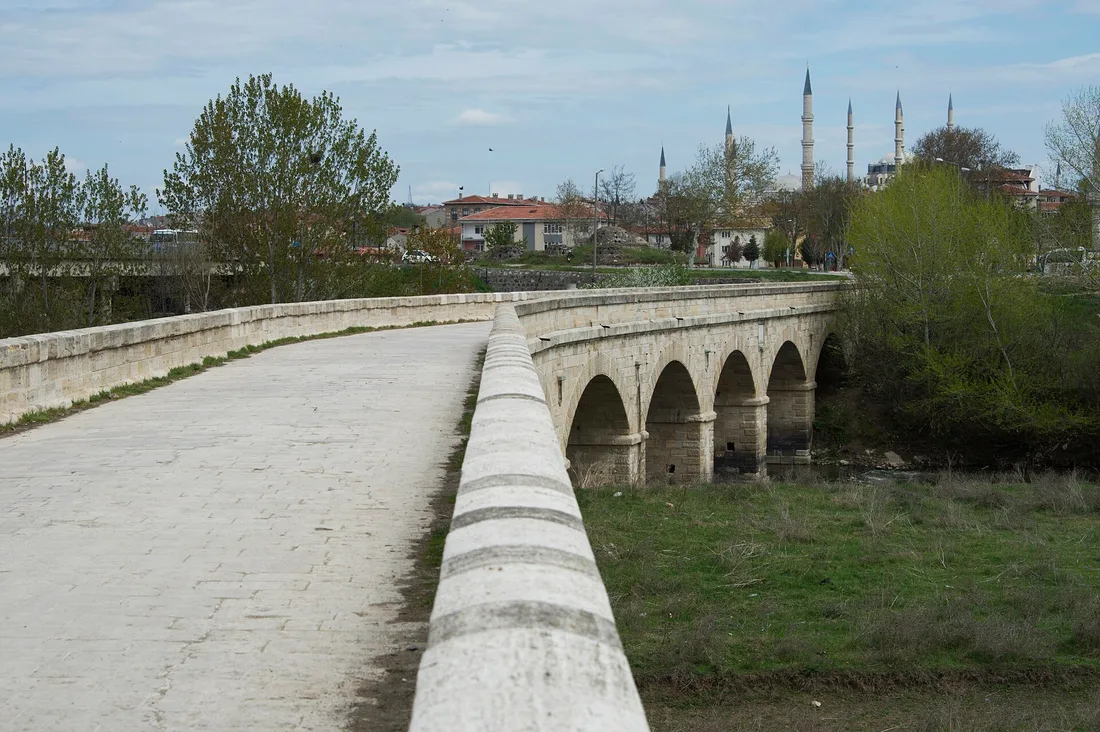 Gazi Mihal Köprüsü'nün taş korkuluklu yolu ve ufukta Selimiye'nin minareleri