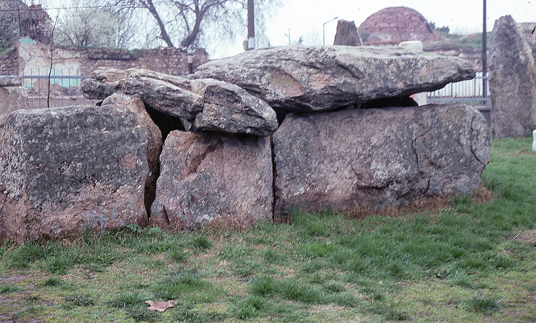 Edirne Müzesi bahçesinde sergilenen bir Trakya dolmeni